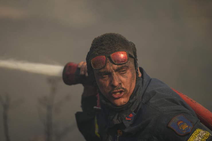 גל חום גל חום יוון ליד אתונה כבאי נאבק בלהבותשריפה ב וונינגטון פאתי לונדון