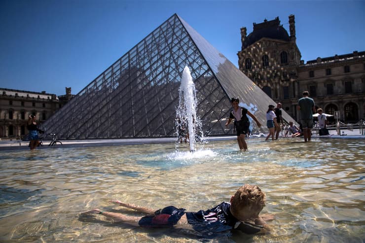 גל חום צרפת מים מוזיאון לובר פריז