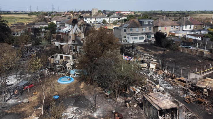 בריטניה נזק לבתי מגורים בעקבות שריפה פרברי לונדון גל חום