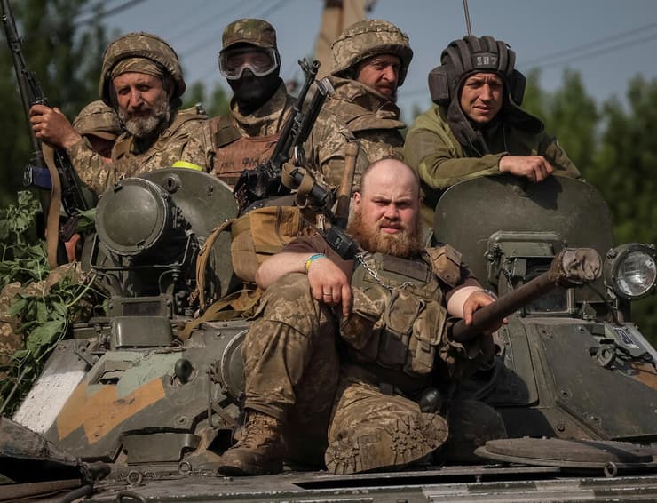   לוחמים על טנק של צבא אוקראינה במחוז דונייצק בחבל דונבאס מלחמה עם רוסיה