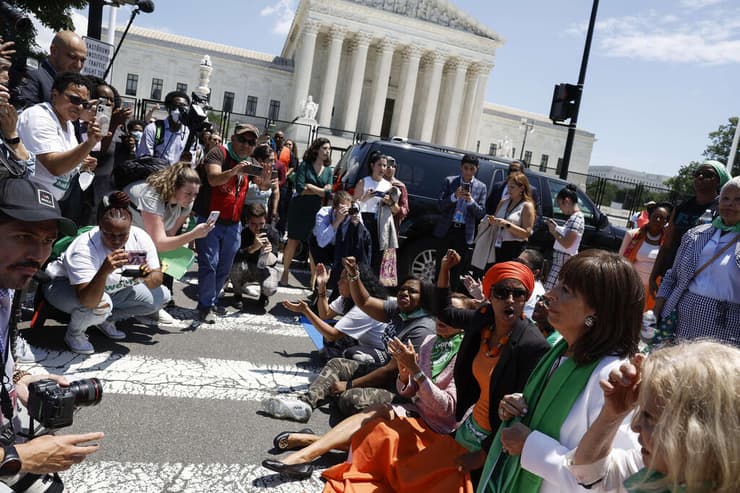חברות קונגרס הפגנה בעד הפלות ארה"ב מחוץ לבית המשפט העליון