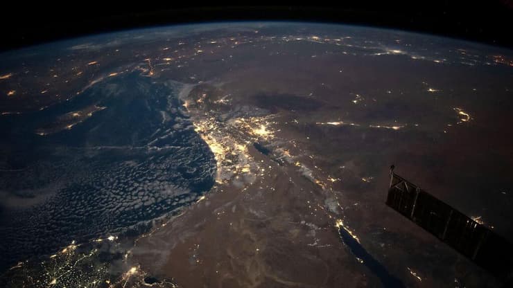 ישראל מתחנת החלל הבינלאומית בליל ירח מלא. צולם ב-23.07.2021 