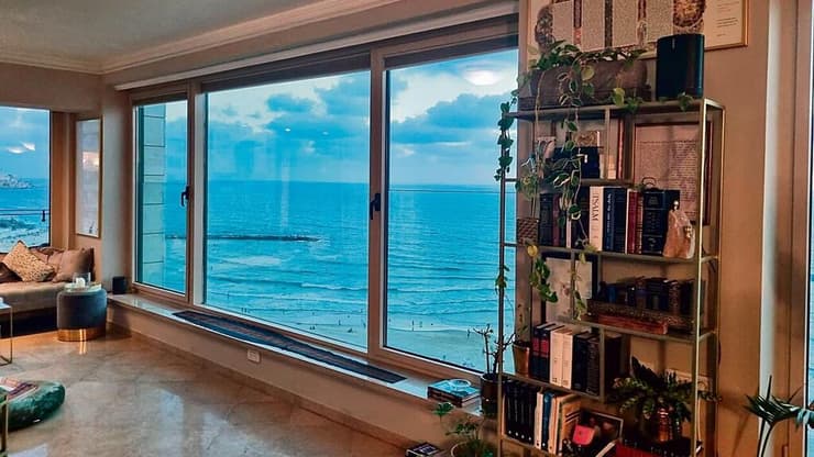 הנוף מהדירה שבה עובד איתמר בן גביר בטיילת תל אביב