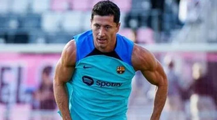 רוברט לבנדובסקי (האתר הרשמי של ברצלונה) רוברט לבנדובסקי