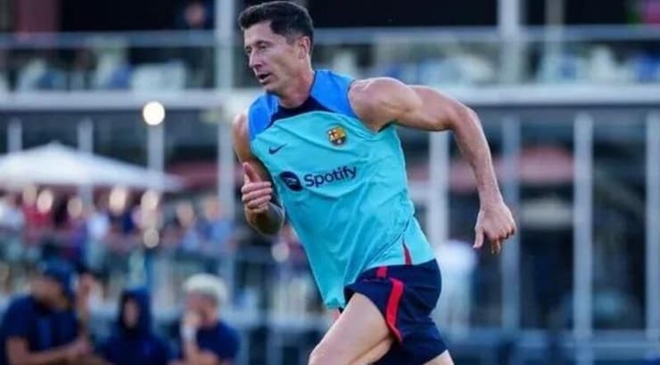 יצא להגנת זהבי. רוברט לבנדובסקי (האתר הרשמי של ברצלונה) יצא להגנת זהבי. רוברט לבנדובסקי