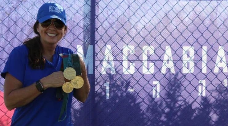לאה אובריין-אמיקו עם מדליות הזהב האולימפיות