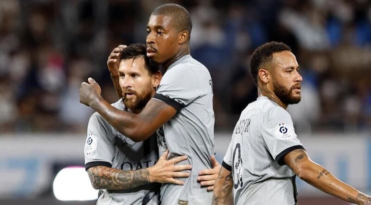 מסי חוגג עם קימפמבה וניימאר (רויטרס) מסי חוגג עם קימפמבה וניימאר