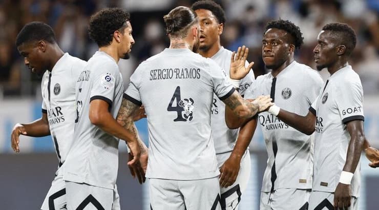 שחקני פ.ס.ז' חוגגים (רויטרס) שחקני פ.ס.ז' חוגגים