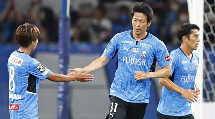 שחקני קווסאקי חוגגים (רויטרס) שחקני קווסאקי חוגגים