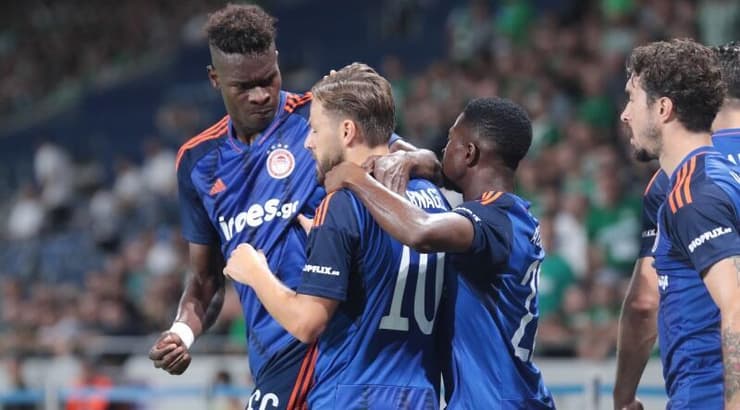 שחקני אולימפיאקוס חוגגים