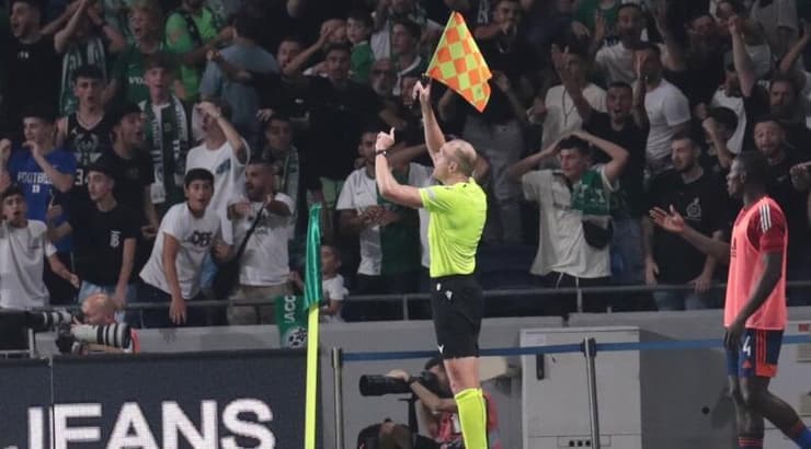 הקוון מניף את הדגל