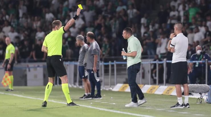 ברק בכר מקבל כרטיס צהוב