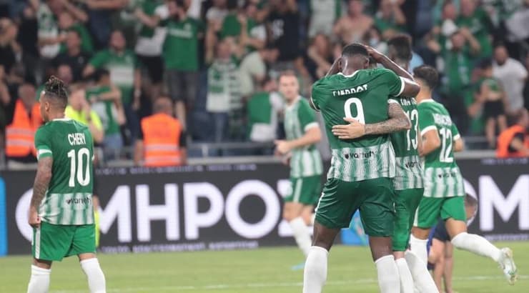 שחקני מכבי חיפה חוגגים