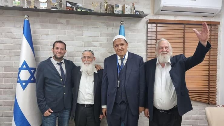 האימאם חסן שלגומי עם הרב לבנון הרב יניב וראש המועצה האזורית שומרון, יוסי דגן