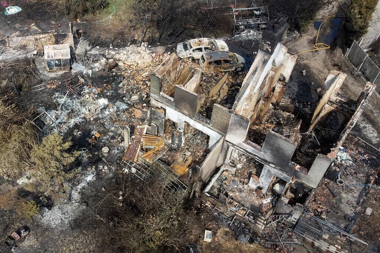 בריטניה נזק לבתי מגורים בעקבות שריפה פרברי לונדון גל חום