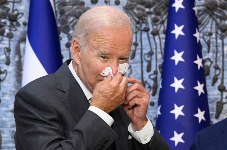 נשיא ארה"ב ג'ו ביידן מקנח את האף בזמן ביקורו ב בית הנשיא ירושלים