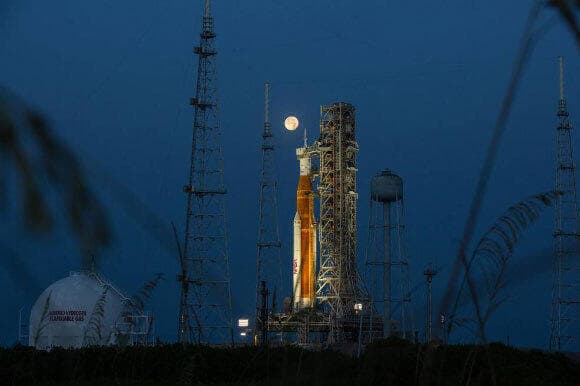 ניפגש בקרוב? טיל SLS עם חללית אוריון על כן השיגור ביוני 2022, עם הירח ברקע