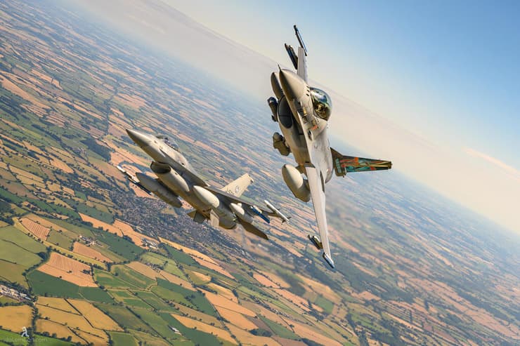 זוג מטוסי F16 בתמרוני אוויר צמודים