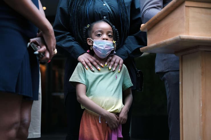 ארה"ב רחוב סומסום פארק שעשועים הילדה ניילדה אחת מ שתי ילדות שחורות שהבובה רוזיטה סירבה לחבק