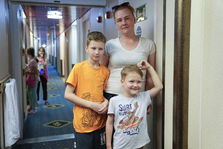 פליטים אוקראינים שהגיעו מ רוסיה ל אסטוניה מעבורת