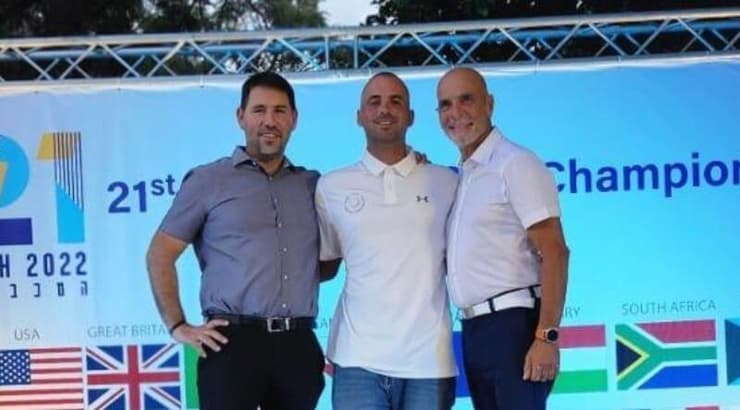 אסף כהן  עם מיכאל כרסנטי מנכל החברה לפיתוח קיסריה (משמאל) והסמנכל ליאור פריטי – מארחי המכביה