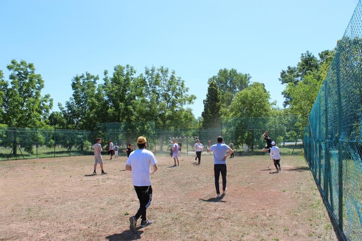 משחק כדורגל במחנה הפליטים