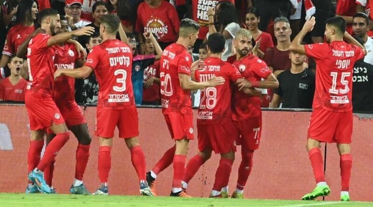 שחקני הפועל באר שבע חוגגים עם רותם חטואל (ראובן שוורץ) שחקני הפועל באר שבע חוגגים עם רותם חטואל