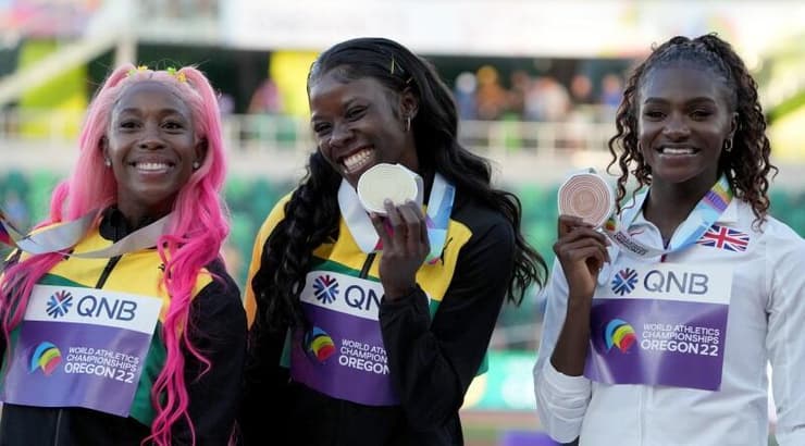 שלי-אן פרייזר-פרייס, שריקה ג'קסון ודינה אשר-סמית' על הפודיום