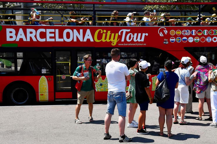 איפה הצל? אוטובוס תיירים בברצלונה