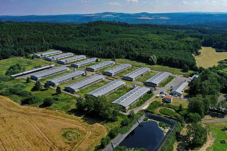 צ'כיה הורסת דיר חזירים שהוקם בשטח מחנה ריכוז צועני