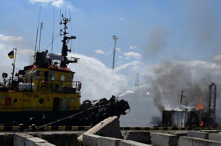 כבאים אוקראינים אחרי ירי טילים של רוסיה ל נמל אודסה