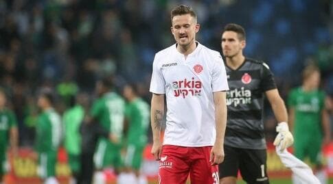 נריוס ואלסקיס במדי הפועל ת"א (רדאד ג'בארה) נריוס ואלסקיס במדי הפועל ת"א