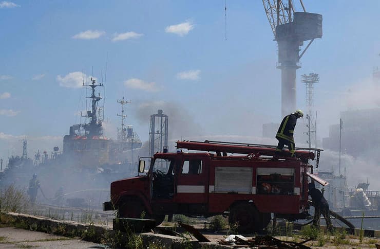 כבאים אוקראינים אחרי ירי טילים של רוסיה ל נמל אודסה