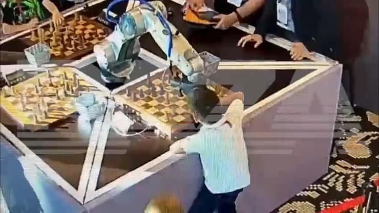 רוסיה רובוט בטורניר שחמט שבר אצבע של ילד בן שבע