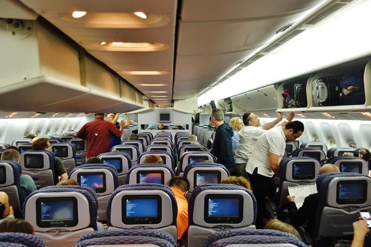 מחלקת תיירים במטוס בואינג 777 של יונייטד איירליינס. עדיין תשעה מושבים בלבד בכל שורה