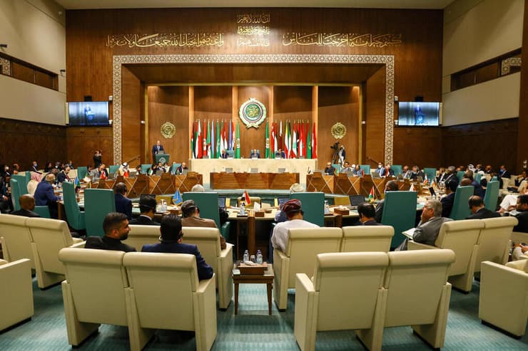 סרגיי לברוב שר החוץ של רוסיה נואם בכינוס הליגה הערבית ב קהיר מצרים