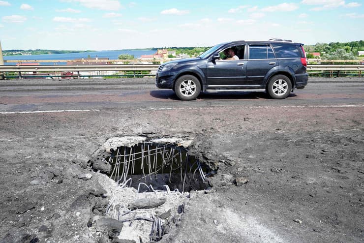 גשר שהופצץ בתקיפה של צבא אוקראינה ב מחוז חרסון שנמצא תחת כיבוש של רוסיה