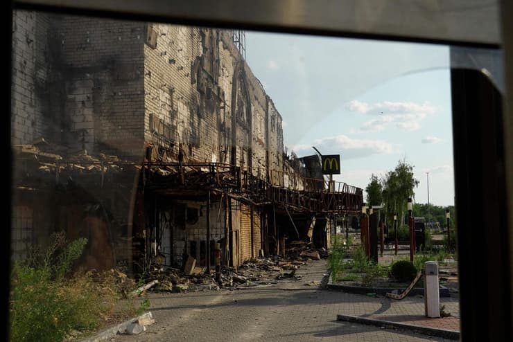 קניון שהופצץ בעיר חרסון ב דרום אוקראינה