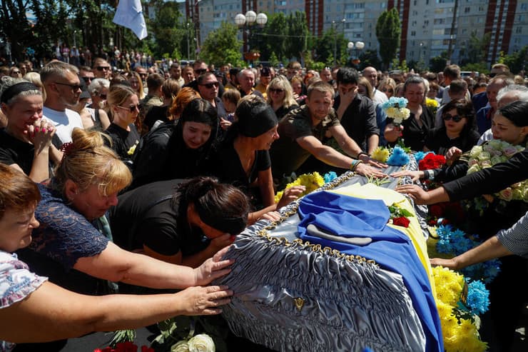 הלוויה ב קייב לחייל שפל בקרב על חרסון אוקראינה