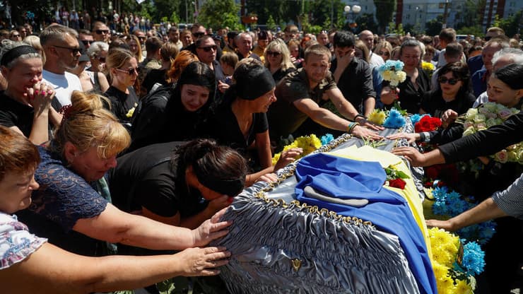 הלוויה ב קייב לחייל שפל בקרב על חרסון אוקראינה