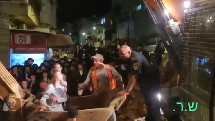 מאות חרדים מפגינים ברחוב בר אילן בירושלים נגד עבודות הרכבת הקלה 