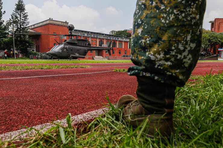 מסוקים נוחתים בחצר בית ספר בעיר מיאו-לי ב טייוואן תרגיל צבאי על רקע חשש מפלישה אפשרית של סין