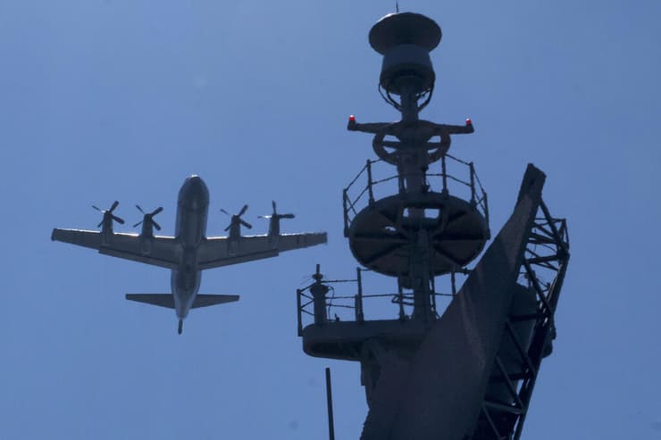 מטוס P3-C נגד צוללות מתוצרת אמריקנית במהלך תרגיל צבאי ב טייוואן על רקע חשש מפלישה אפשרית של סין