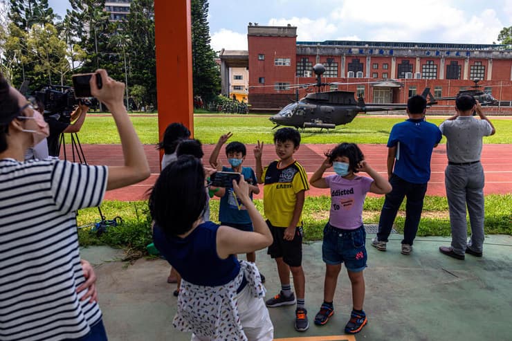 מסוקים נוחתים בחצר בית ספר בעיר מיאו-לי ב טייוואן תרגיל צבאי על רקע חשש מפלישה אפשרית של סין
