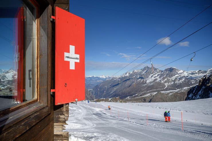 קרחון ש נמס מזיז את גבול איטליה שווייץ בהרי האלפים