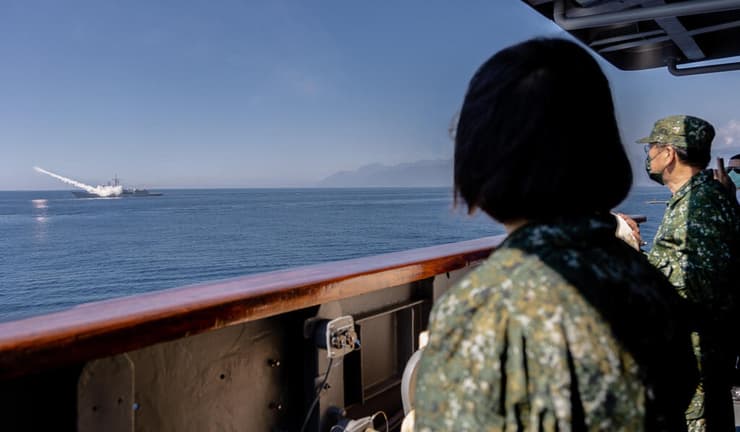נשיאת טייוואן צאי אינג-וון על גבי ספינת קרב במהלך תרגיל צבאי על רקע חשש מפלישה אפשרית של סין