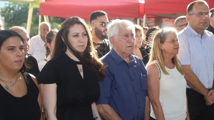 שני ישר, בת זוגו של אמיר חורי ז"ל, אחותו רנה וקרובי משפחה נוספים בטקס הנצחת "גינת השוטר" לזכרו בגבעתיים