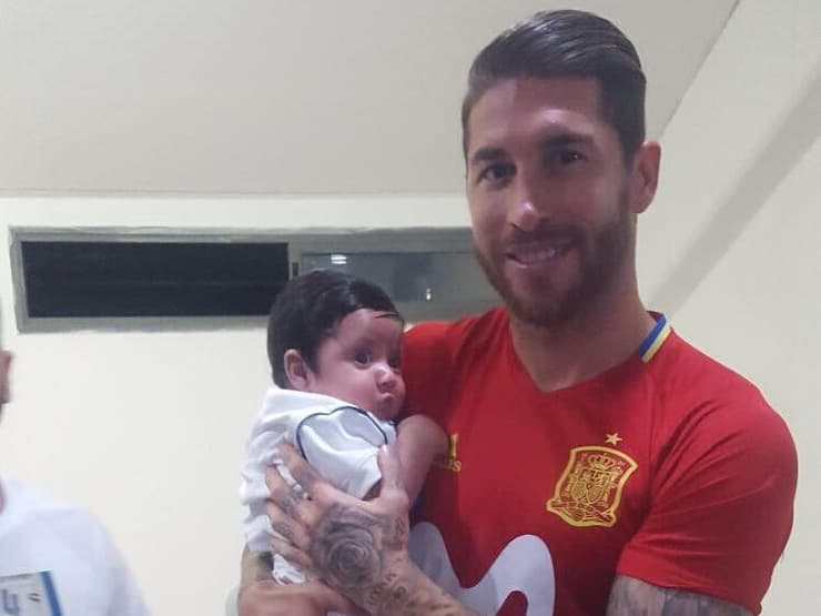 סרחיו ראמוס הכדורגלן יחד עם הבן של הלוחם האיל סתאוי, ראמוס הקטן, שנקרא על שם הכדורגלן