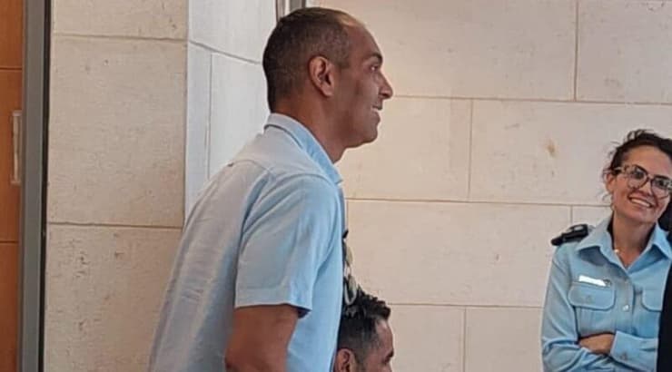 מני גיא, חברו של משה חוגג, חותם על הערבות בשבילו