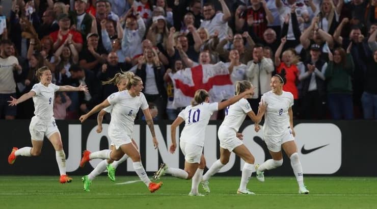 שחקניות נבחרת אנגליה בטירוף